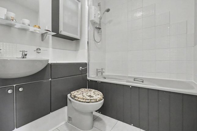 81 Shaw Drive, Walton-On-Thames photo 4
