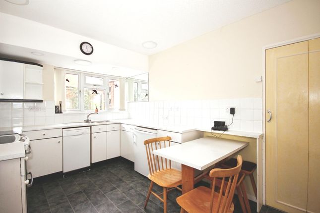 45, Foxes Way, Warwick photo 2