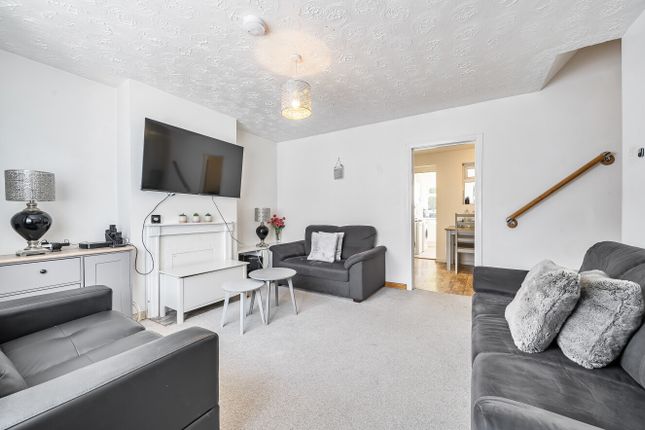 13 Rushton Avenue, Watford photo 2