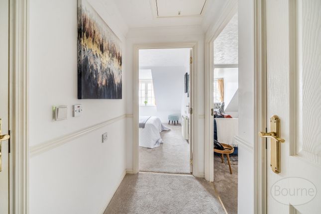 Flat 32, Mountbatten Lodge,, The Hart, Farnham photo 2