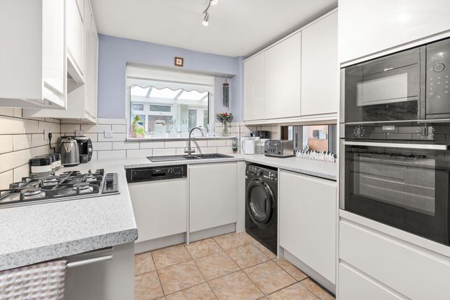 8 Beechey Close, Crawley photo 2