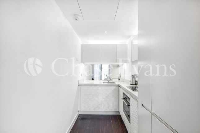 Flat 1802,, East Tower, Canary Wharf photo 2