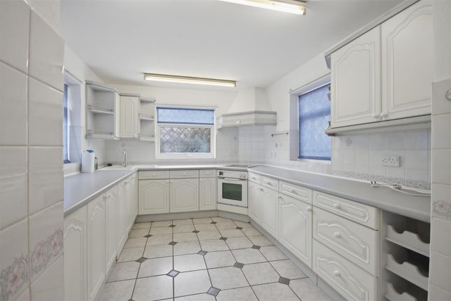 56, Elliott Drive, Chesterfield photo 3