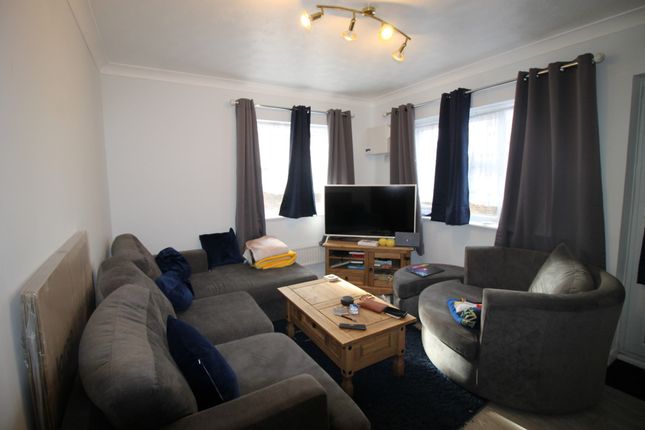 Flat to rent in Eaton Avenue, High Wycombe