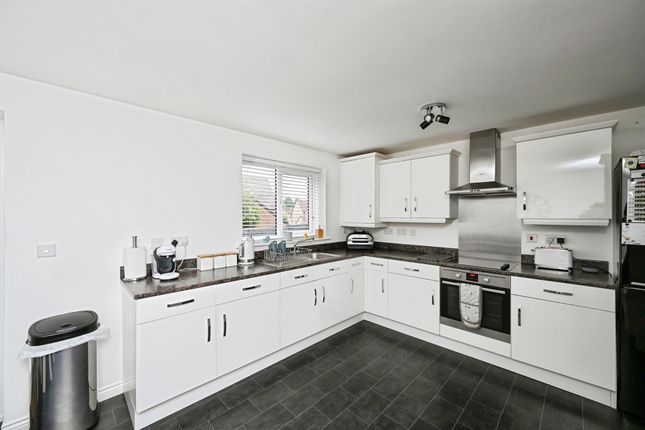 32, Weavers Way, ALFRETON photo 2