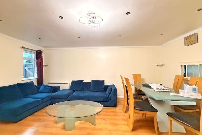 7, Beechcroft Close, Hounslow photo 3