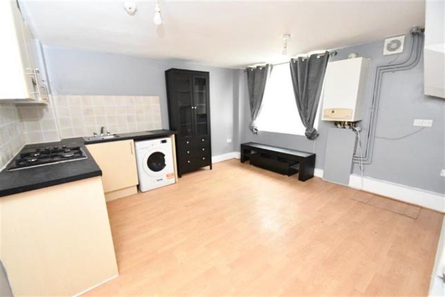 Thumbnail Flat to rent in Queens Road, Aldershot