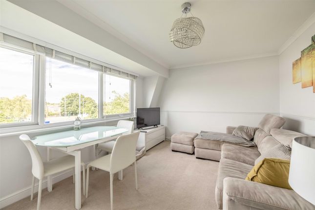 11, DEACON COURT, Dedworth Road, Windsor photo 5