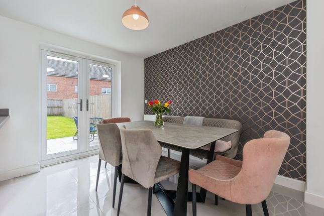 176, Hattersley Road West, Hyde photo 3