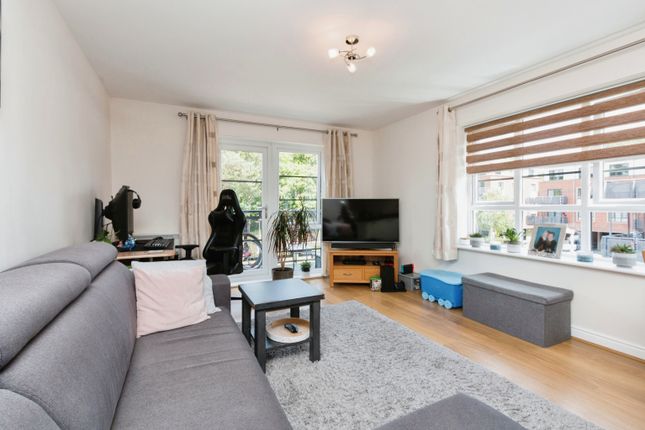 23 Lincoln Court, Wallis Square, Farnborough photo 2