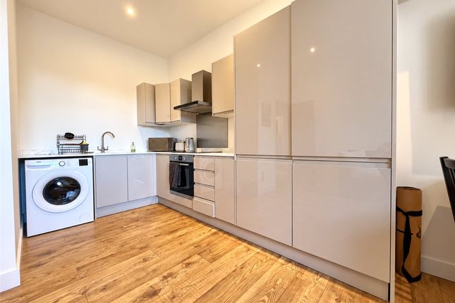 Flat 5, Westgate Chambers,, Staple Gardens, Hampshire photo 2