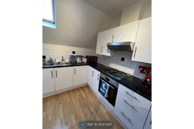 Flat, Moneyhill Parade, Rickmansworth photo 3