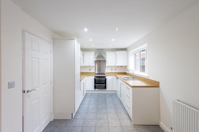 28, Woodlands Way, Leeds photo 4