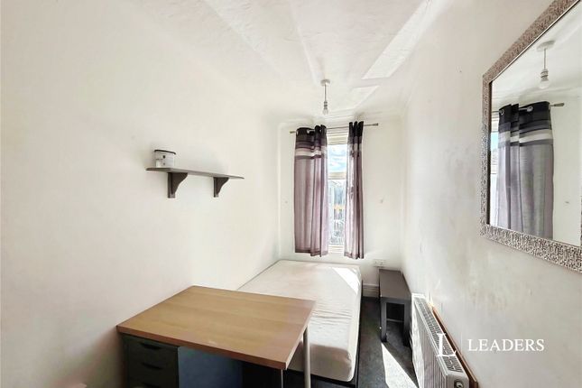 Room 5, 40, Henville Road, 40 Henville Road photo 2