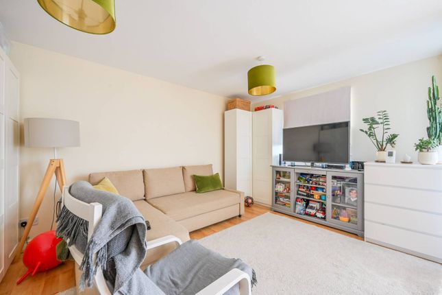 1-bed flat on Fishguard Way, Gallions Reach, £250,000