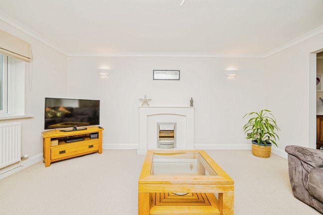 35, Woodstock Gardens, Bridgend photo 4