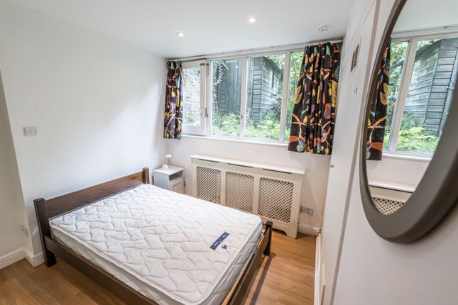 Flat for sale in Altenburg Gardens, Battersea, London