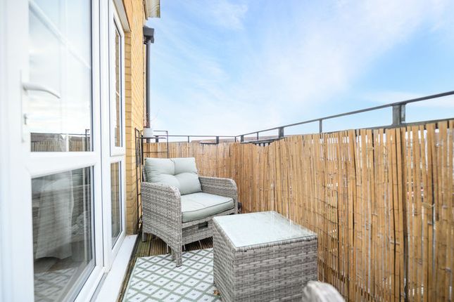 Flat 9, 2, Alderson Grove, Walton-On-Thames photo 2