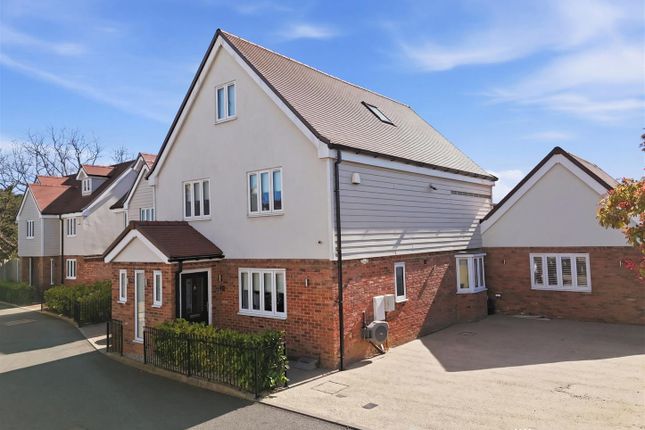 5 Abbotts Way, Oak Hill Road, Romford photo 2