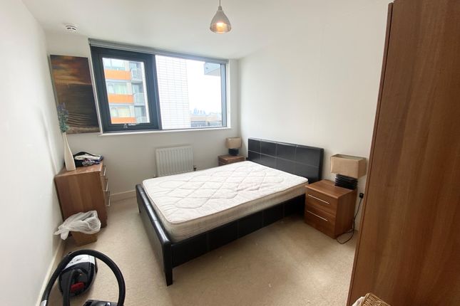 Flat to rent in Blackwall Way, London