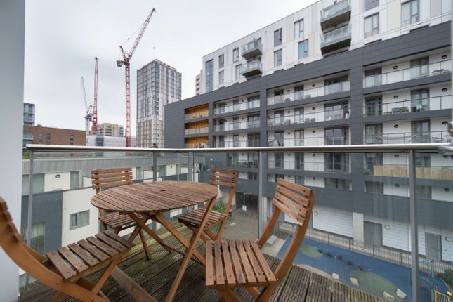 Flat to rent in Lonsdale House, Poplar