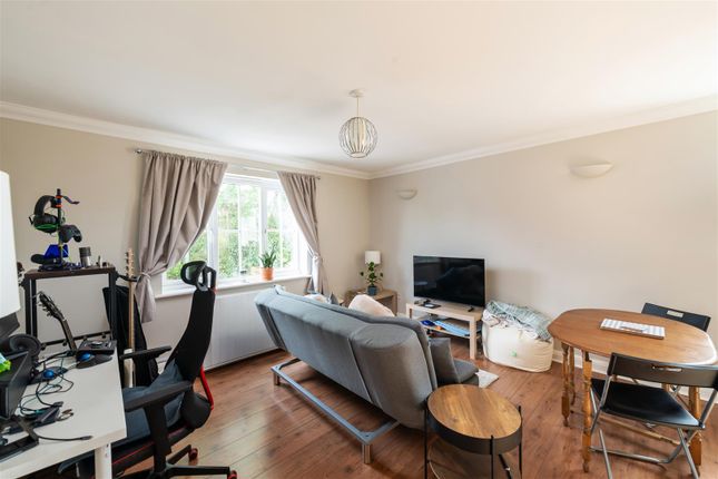 26, Priestlands Close, Horley photo 4