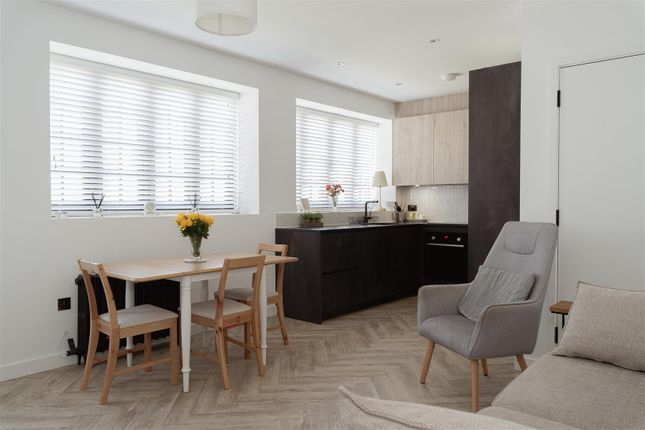 Flat 1, Chalk Hills House, 75B Bell Street, Reigate photo 2