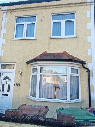 Terraced house to rent in Grove Road, Grays
