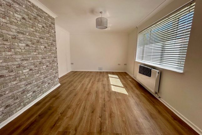 Bungalow to rent in Newfield Avenue, Farnborough