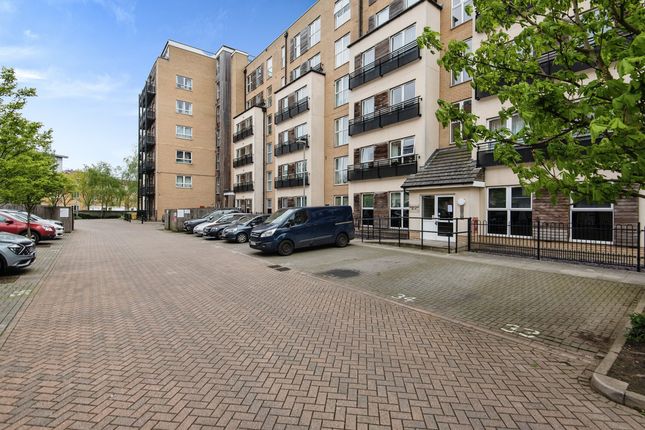 Flat for sale in Lanadron Close, Isleworth