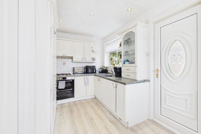 15 Larchfield Grove, Wishaw photo 4
