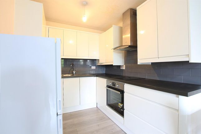 Flat to rent in Wivenhoe Court, Staines Road, Hounslow