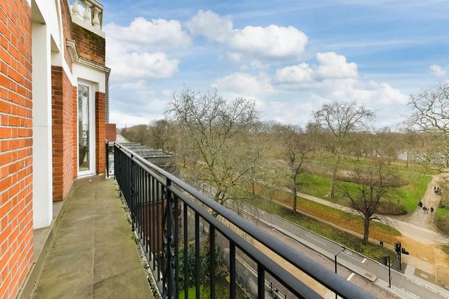 Knightsbridge Luxury  Flat 30, Wellington Court (37).Jpg