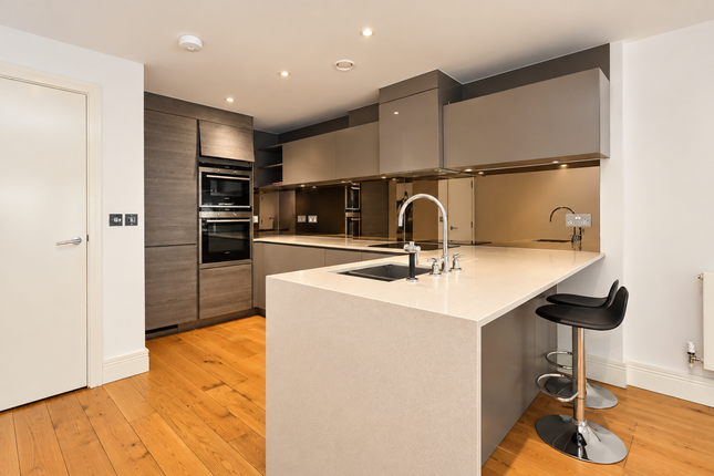 209 Bromyard Avenue, London photo 3