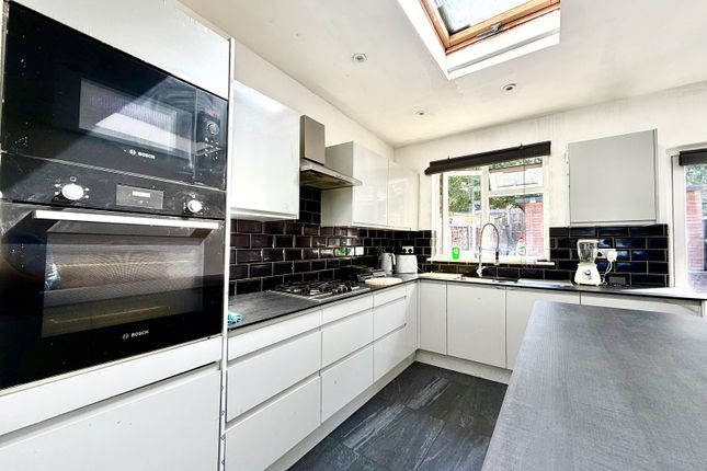57, Sussex Gardens, Chessington photo 3