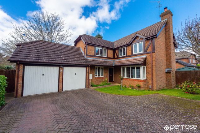 Thumbnail Detached house for sale in Greenside Park, Luton