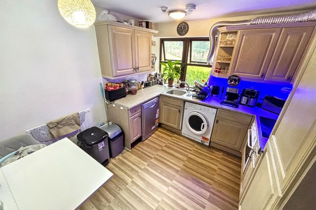 5 Woodleigh Hall Mews, Leeds photo 3