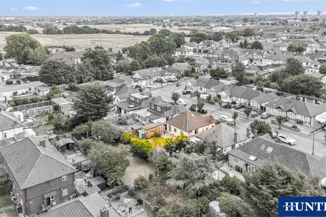 35, Melbourne Gardens, Romford photo 4