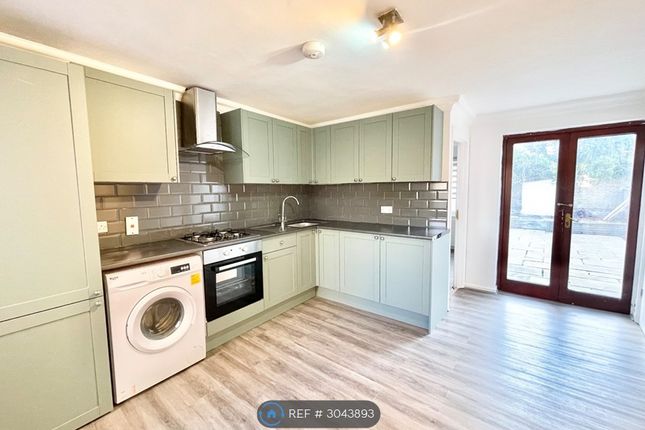 Eastbournia Avenue, London photo 4