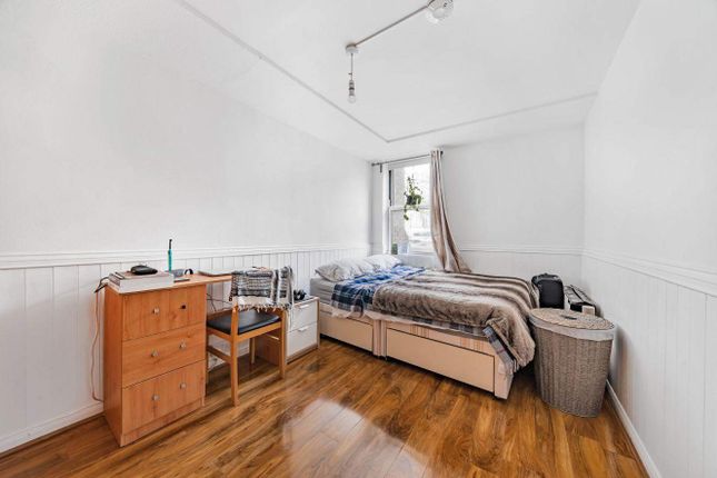 Flat for sale in Dartmouth Close, London