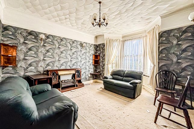 107, Bournemouth Park Road, Southend-on-Sea photo 2