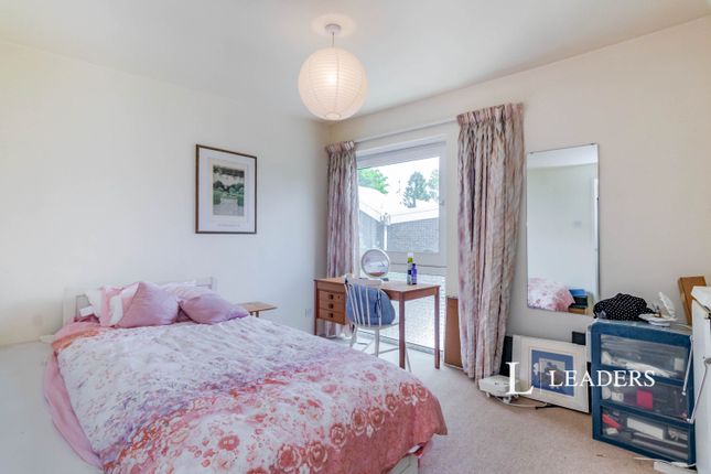 26, Brackley, Weybridge photo 4