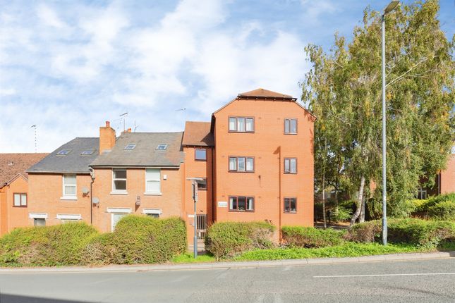 2-bed flat on Victoria Mews, Warwick, £140,000