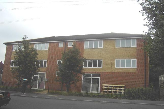Flat to rent in Miles Road, Mitcham