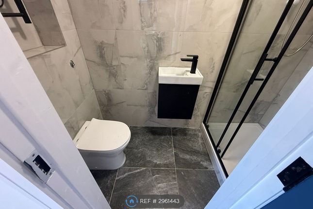 Flat, Baker St, Weybridge photo 4