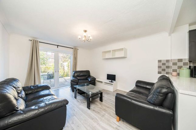 23, Keats Close, London photo 3