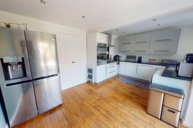 24, Stephen Close, Halifax photo 2