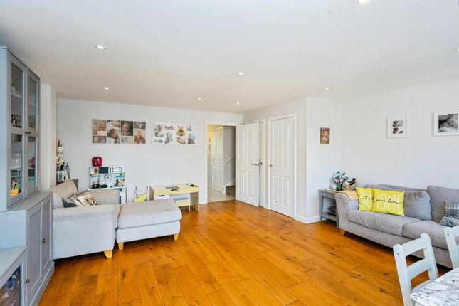 38, Beckless Avenue, Waterlooville photo 4