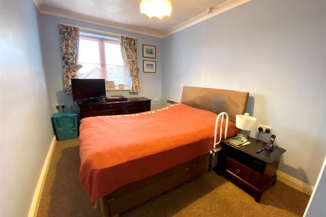 Flat for sale in Henrietta Court, Old Town, Swindon