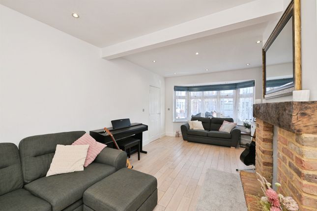 84, River Avenue, Hoddesdon photo 3